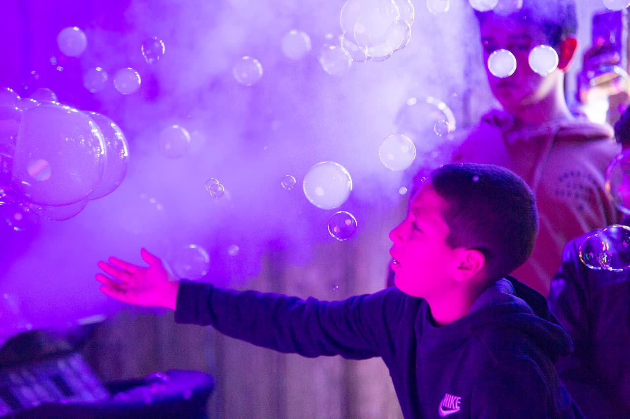 A lo largo del recorrido, los más pequeños de la familia pueden entretenerse con burbujas que al estallar liberan una especie de vapor. ¡Una experiencia muy divertida!