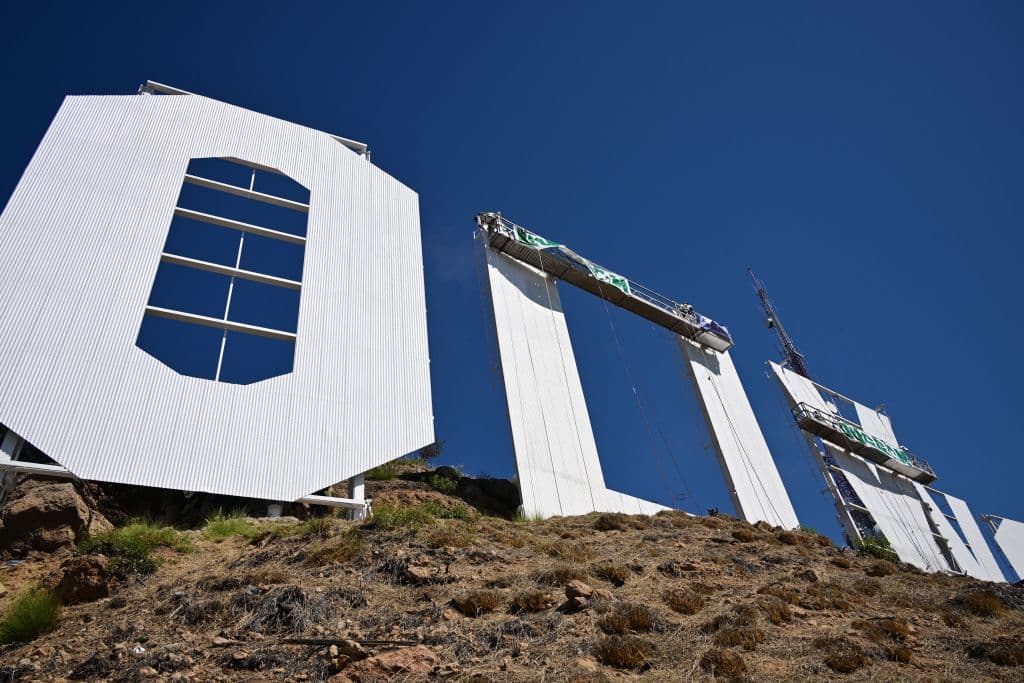 En el 1949, para restaurar el letrero, se acordó eliminar la parte de 'land'. Así las cosas, quedó solo Hollywood.