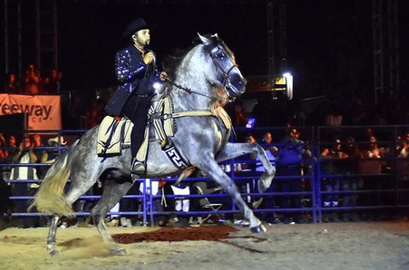 Y ahora la tradición continúa con Leonardo Aguilar, quien se ha convertido en todo un hábil jinete y talentoso cantante.