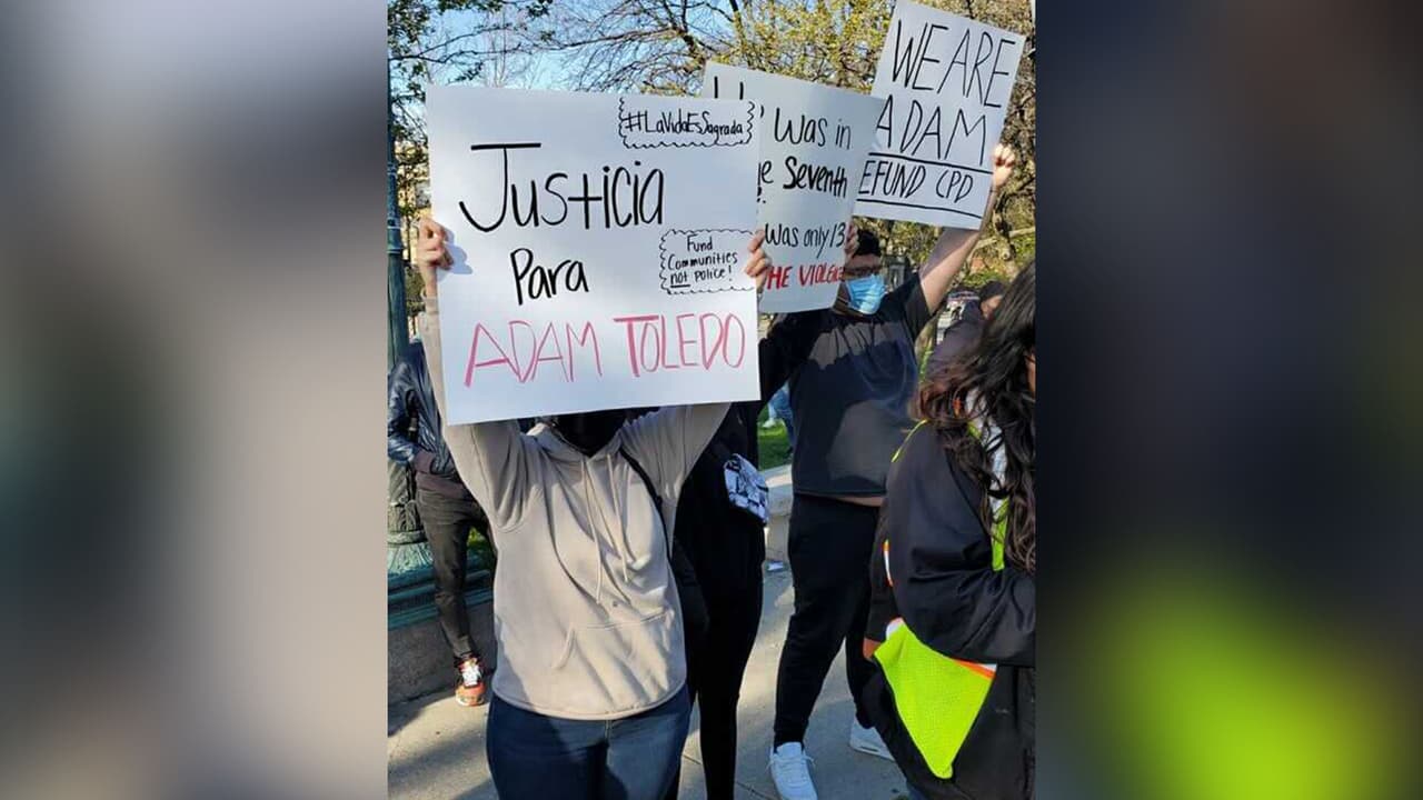 "Ningún padre debería tener el video de los últimos momentos de vida de su hijo a la vista de todo el mundo, y mucho menos deberían estar en la terrible situación de perder a su niño en primer lugar", dijo Lightfoot. "Ver a esta gente joven", continuó la alcaldesa en referencia a los residentes de La Villita, "que son hermosos y magníficos, pero que están traumatizados por la violencia que experimentan cada día, es el reflejo de nuestra ciudad", culminó la alcaldesa.