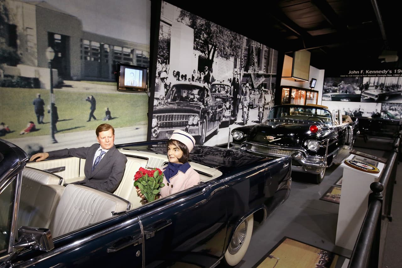 Limusina convertible Ford Lincoln 1961 donde viaja JFK cuando fue asesinado