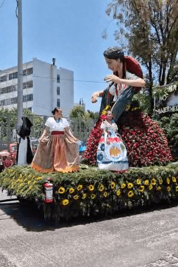 Como cada año, las calles de Puebla se convierten en el epicentro del orgullo mexicano, donde estudiantes, familias y personal militar asisten al gran desfile conmemorativo de la Batalla de Puebla de 1862.