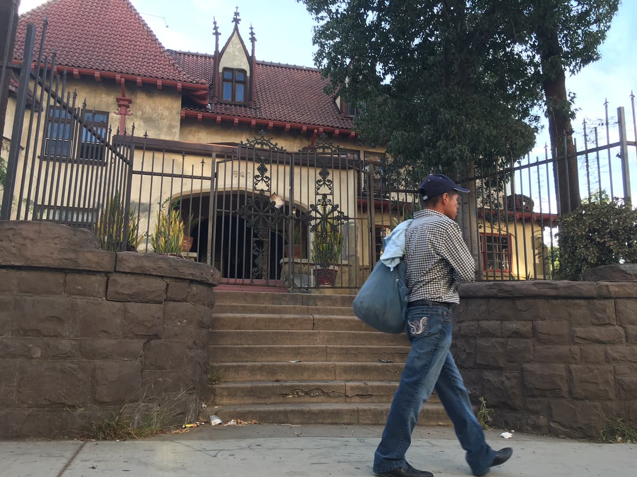 Niños migrantes llegan a un albergue en California en el que "hay droga y poca comida"