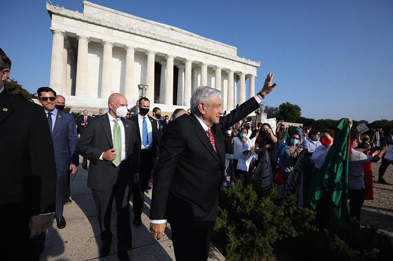 El mandatario saludó a algunos seguidores que se acercaron a la comitiva. Esta tarde se reunirá con el presidente Donald Trump en la Casa Blanca.
