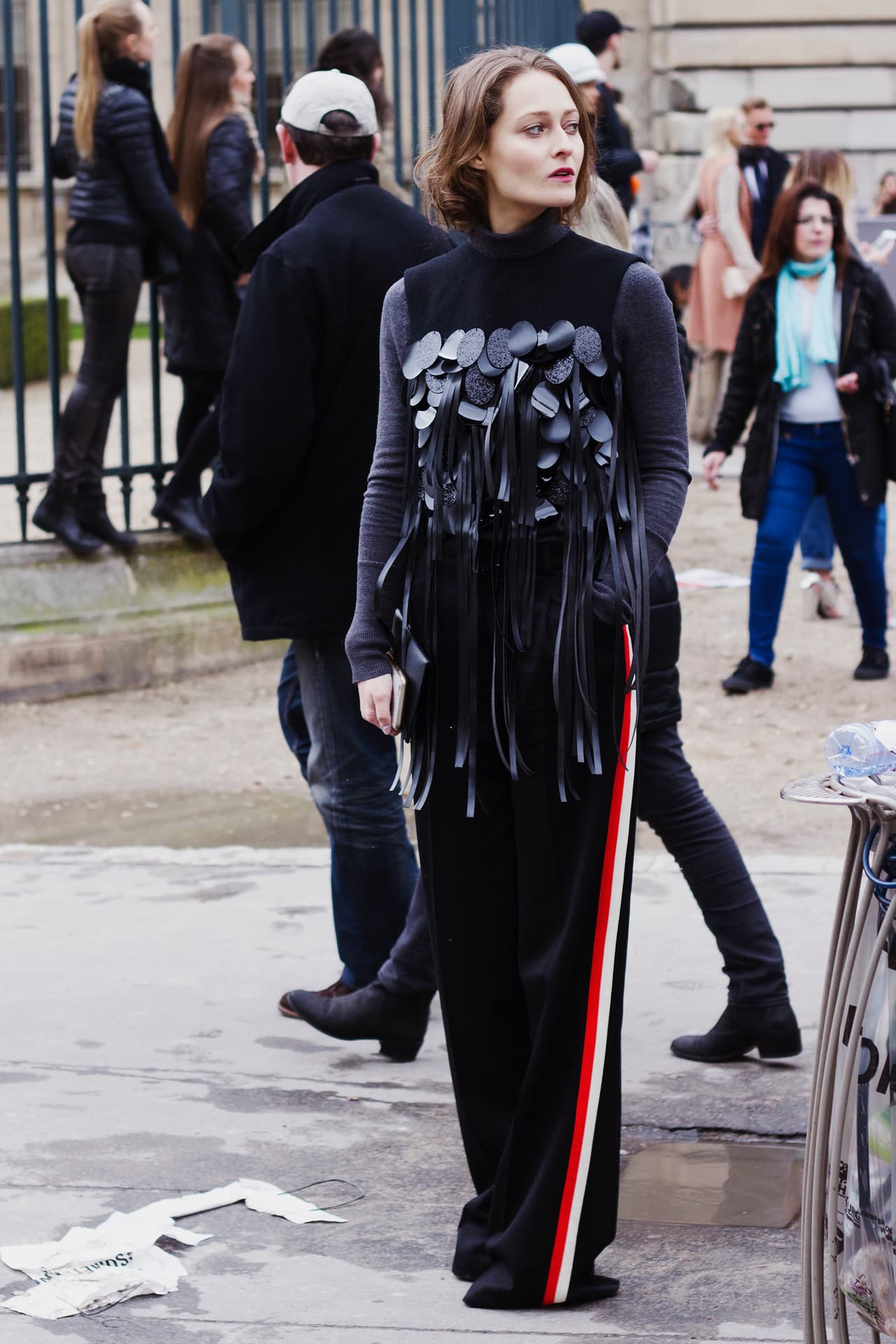 4. Los pantalones formales imitan las líneas de los deportivos, esa es una forma sutil de que un pantalón negro o azul oscuro se vuelva más divertido.