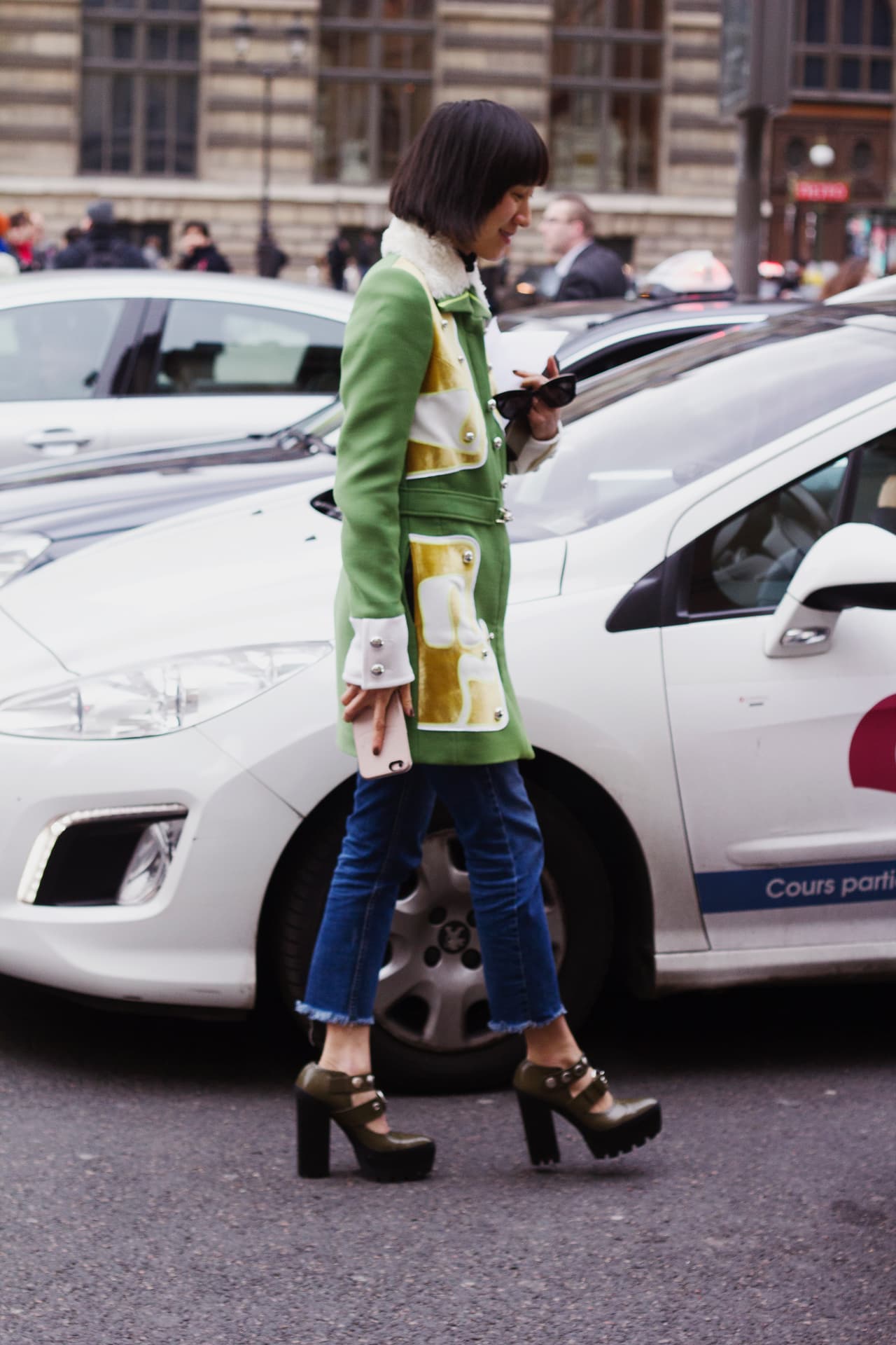 5. Lejos de los abrigos tradicionales, este es el momento de buscar colores poco convencionales con grandes bolsillos, parches y botones