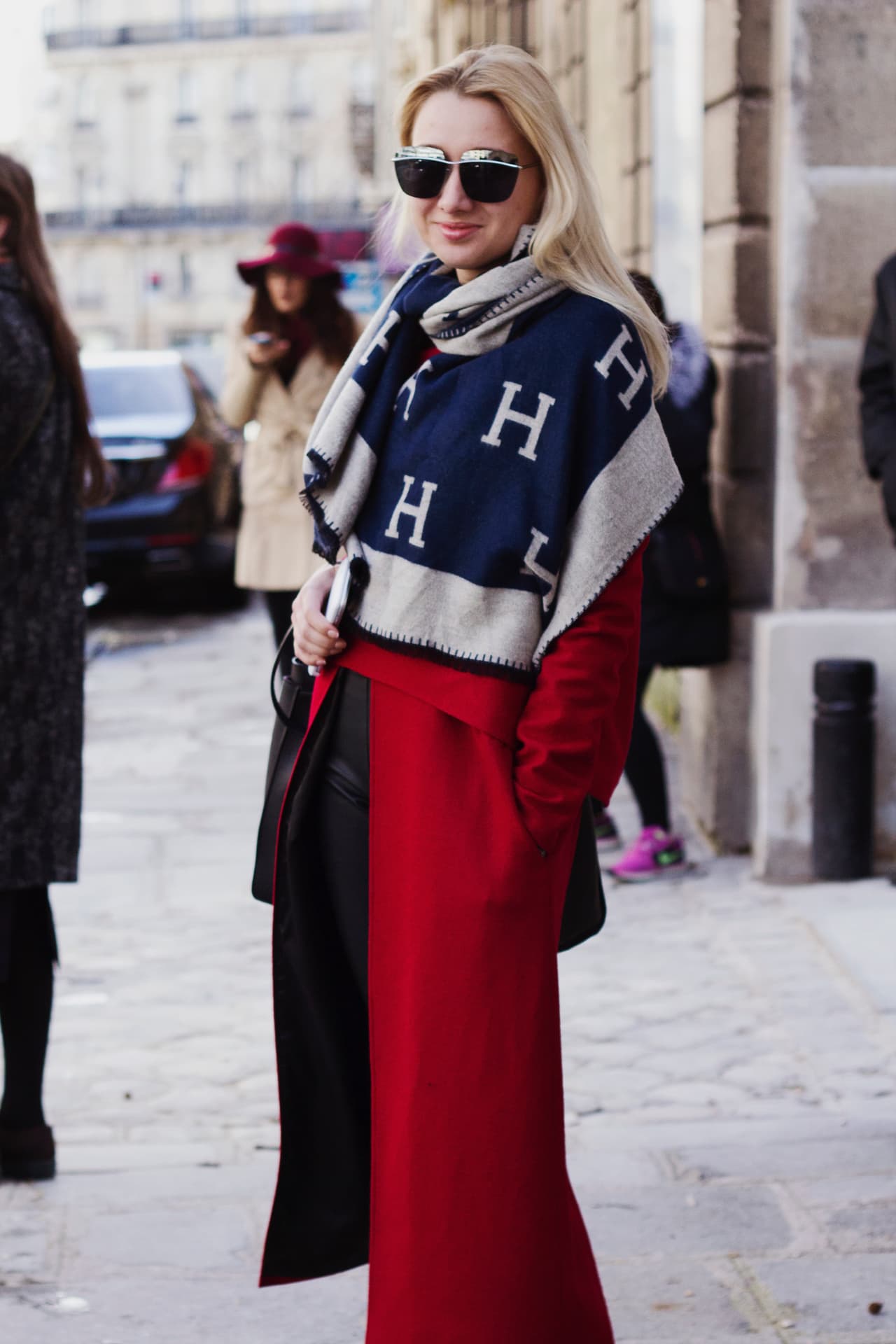 6. Es hora de sacar un abrigo rojo o rosado y de ponerle encima alguna capa o bufanda que le contraste.