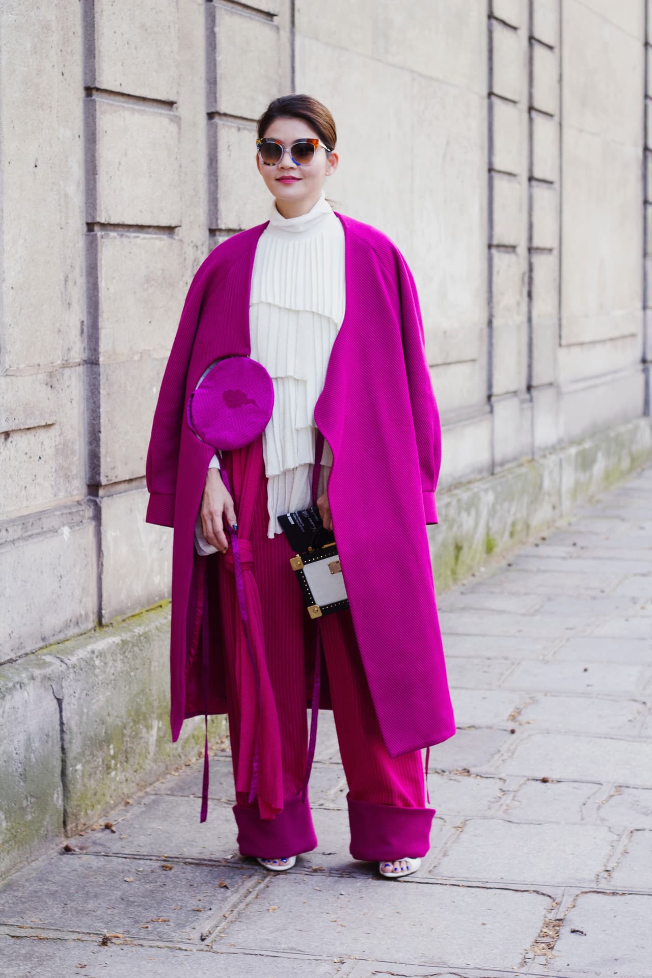 3. De lo que se trata es de sacar del aburrimiento del negro y el gris las calles. Un traje de sacón largo y pantalón amplio todo en 'color block' (bloque de color) fucsia, rojo, o verde puede ser una buena manera de hacerlo.