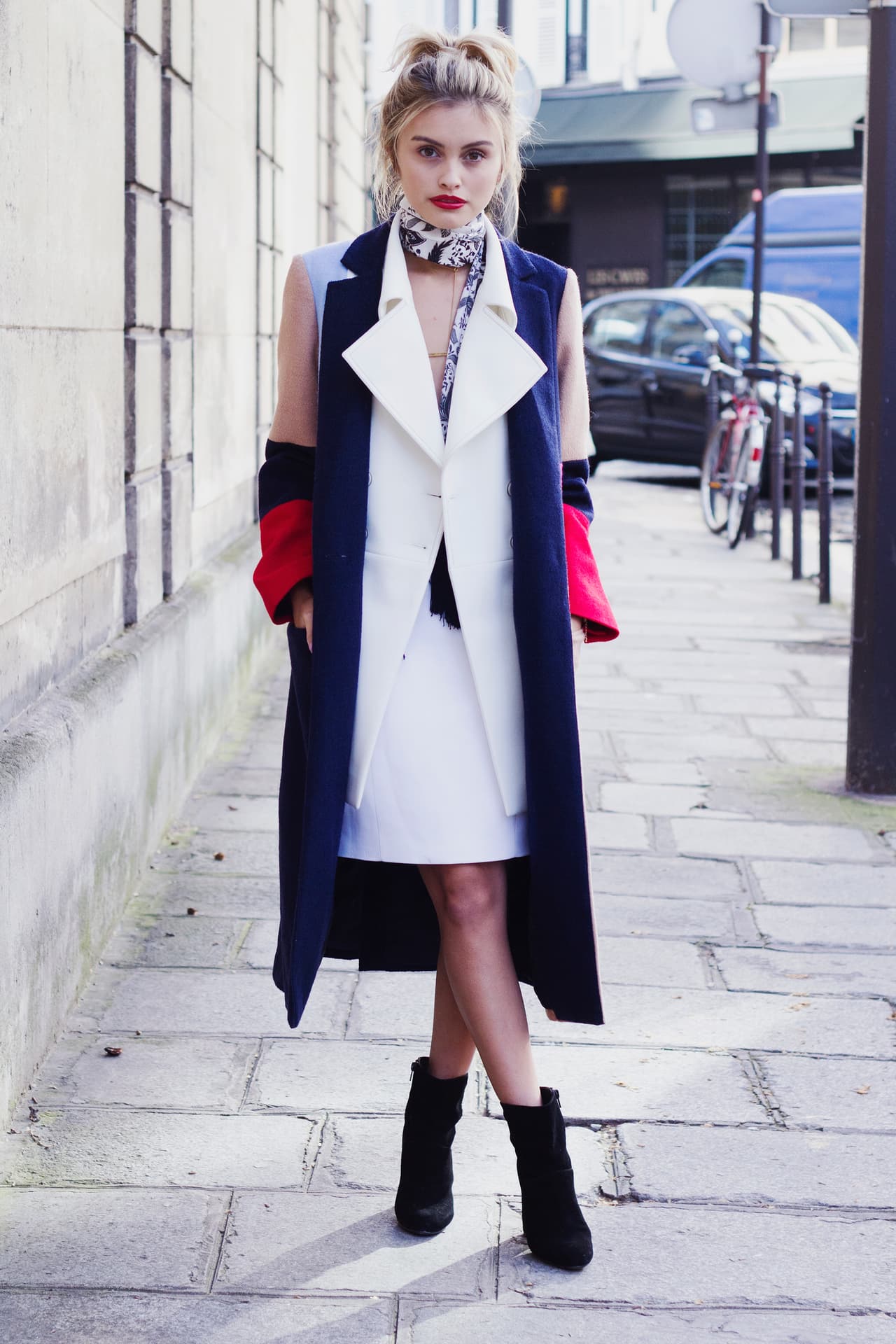 8. La fórmula se replica de nuevo, buscar un traje de chaleco y falda blanca con un coat de mangas fucsia.