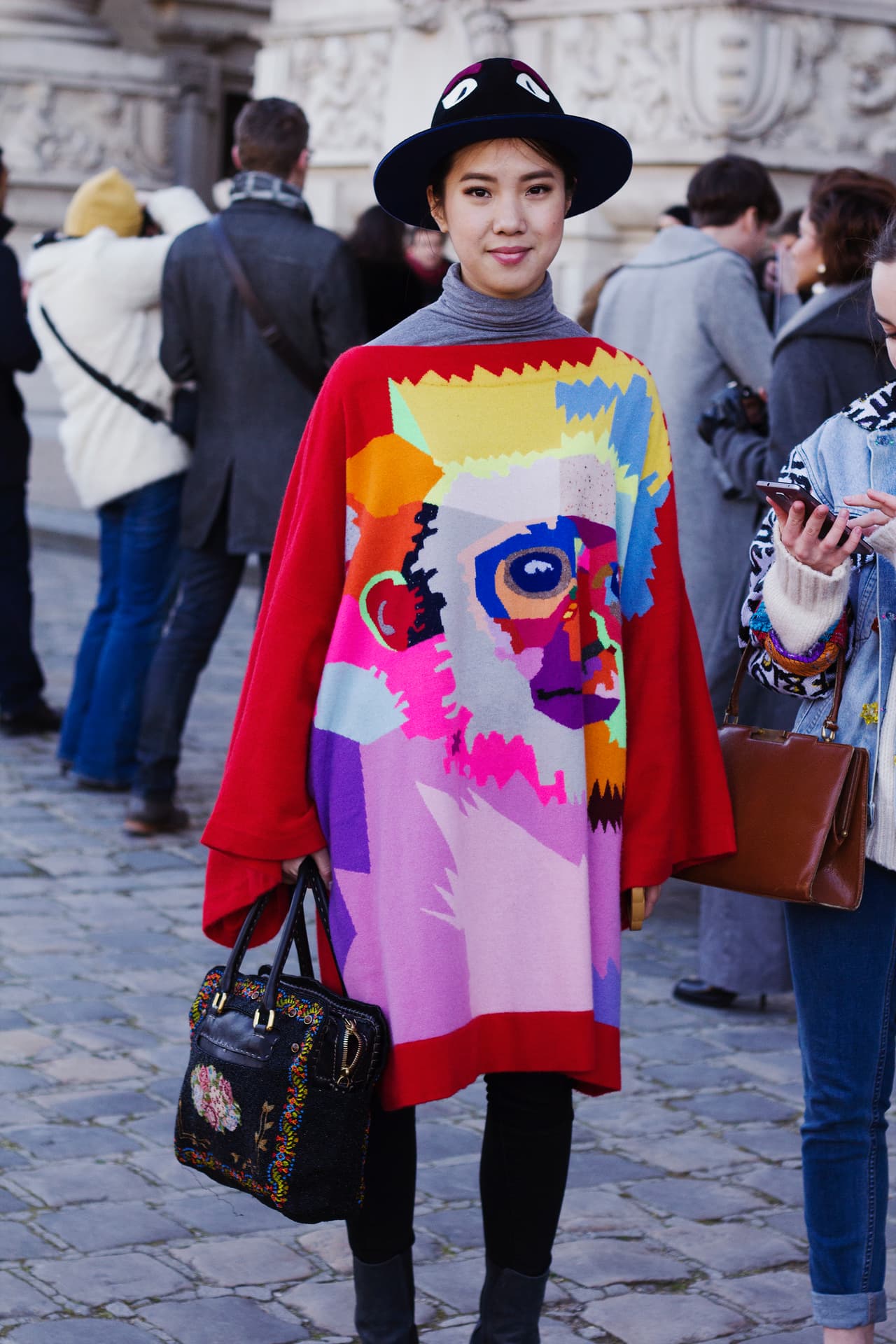 1. Busca sacos largos que mezclen texturas y colores disonantes, como si fueras un cuadro viviente.