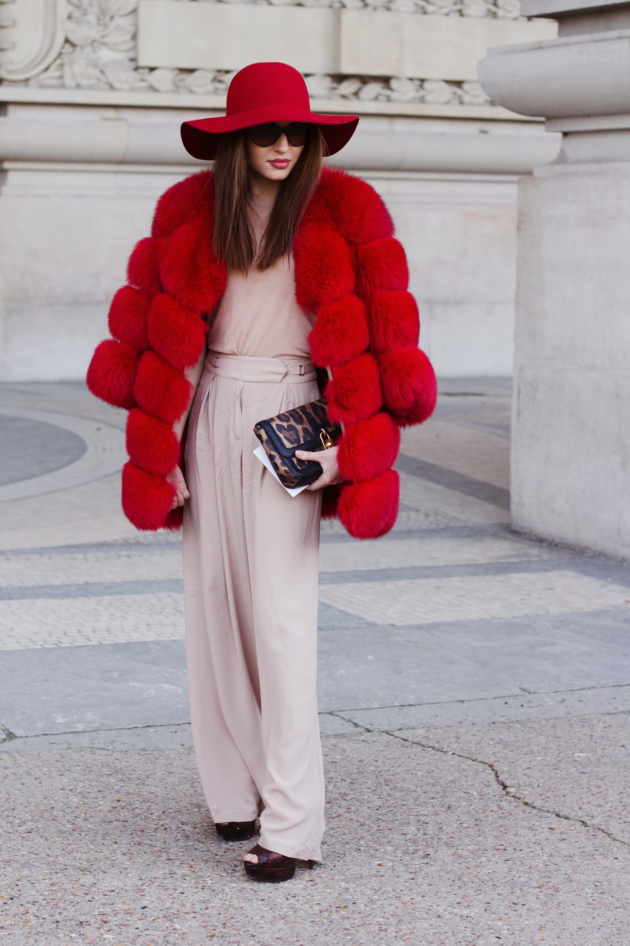 7. Un mono rosa pálido, blanco o negro va perfecto con abrigos de pieles de colores absurdos e inesperados. Como se trata de crear bloques, es decir, que varias piezas lleven el mismo tono, combina el abrigo con el sombrero.