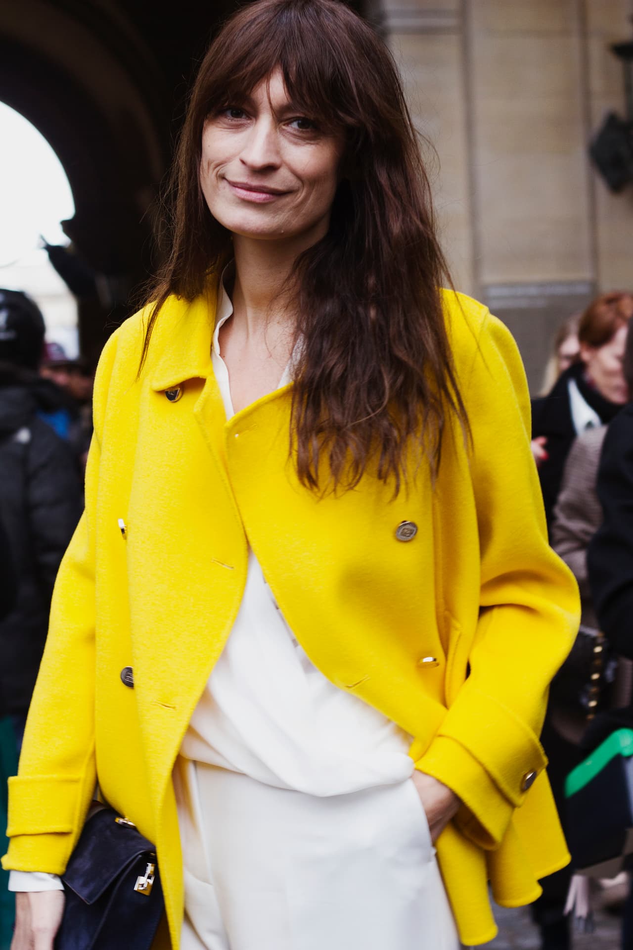 9. El amarillo es color difícil, pero como se trata de no combinar puede ir bien con el blanco pero también con el fucsia o el verde.