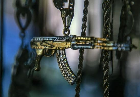 Mujer pagó $10,000 a unos ‘sicarios’ de internet para matar a la pareja del hombre que conoció en una app de citas: "Debe parecer un accidente"