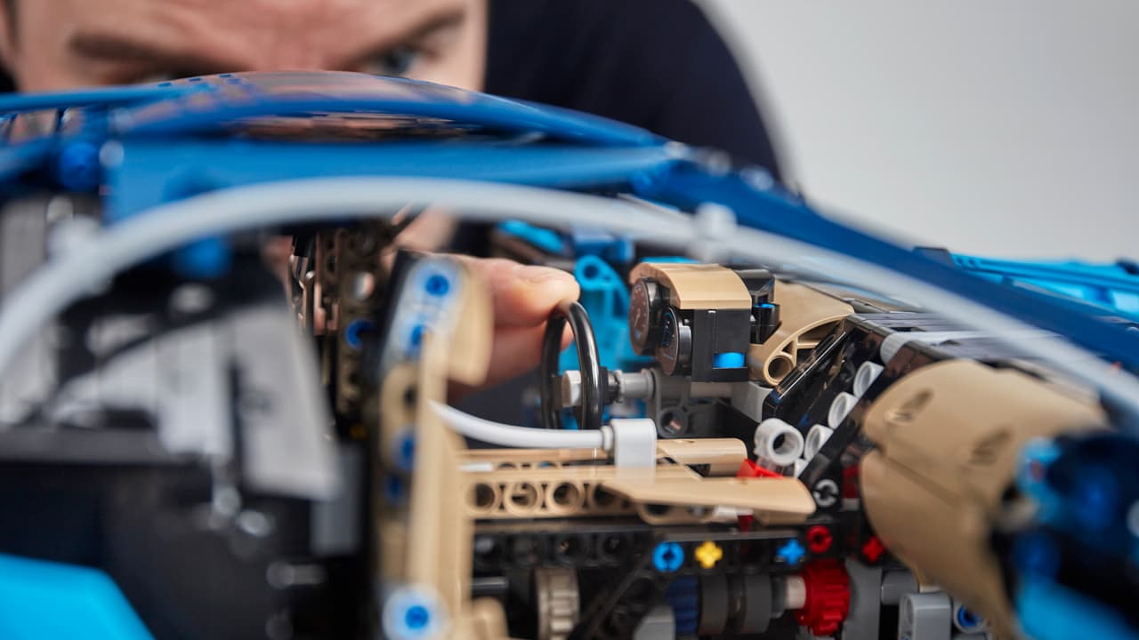 Su transmisión de ocho velocidades con levas móviles al volante es otra característica destacable del LEGO Bugatti Chiron. La dirección de este auto a escala también es funcional.