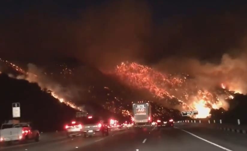 Una de las imágenes más impactantes y que dieron la vuelta al mundo a través de las redes sociales fue la foto de una montaña adyacente a la autopista 405 que ardía por el fuego Skirball en el oeste de Los Ángeles a inicios de diciembre.