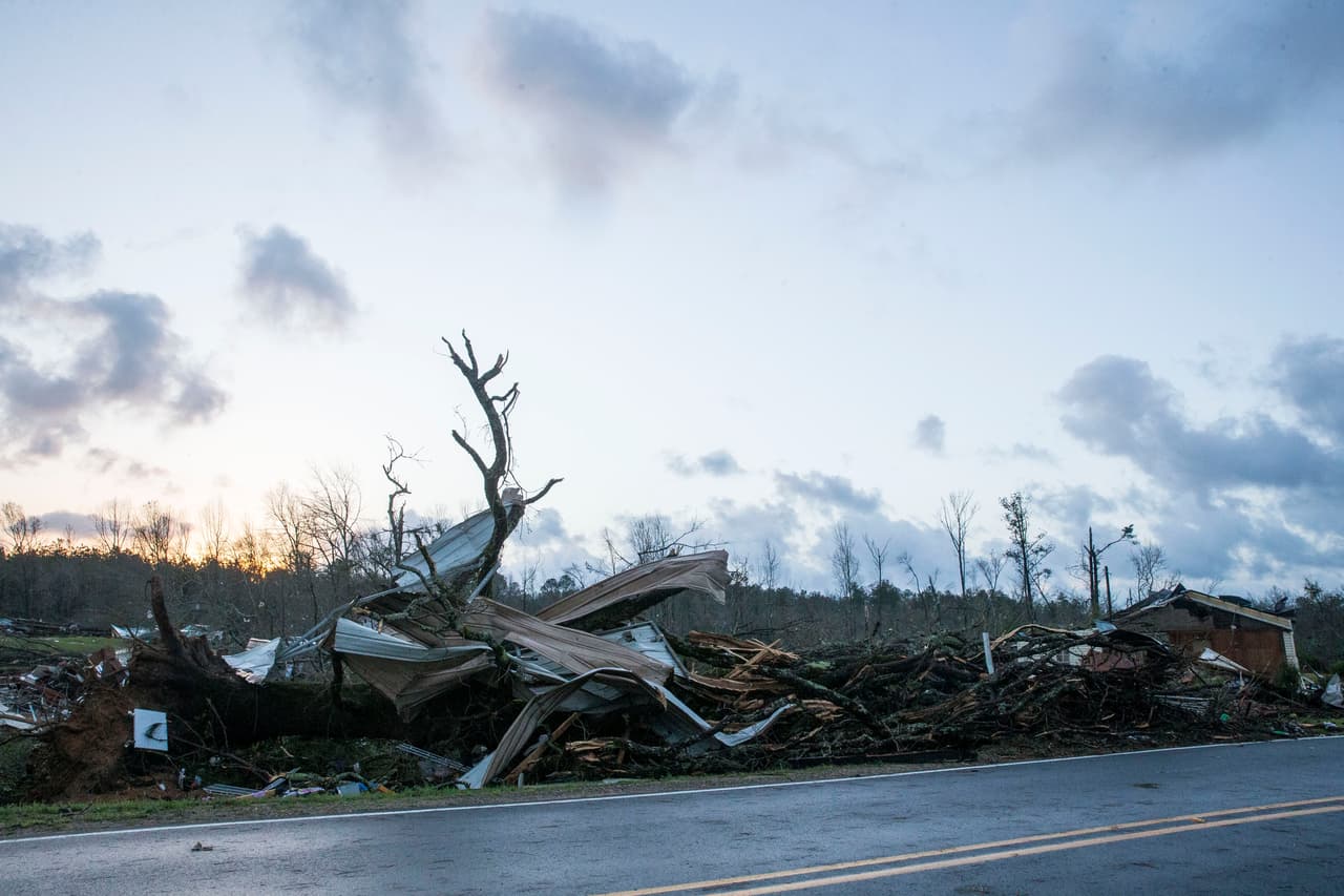 Un muerto y decenas de viviendas dañadas tras el paso de al menos 24 tornados en el sureste del país