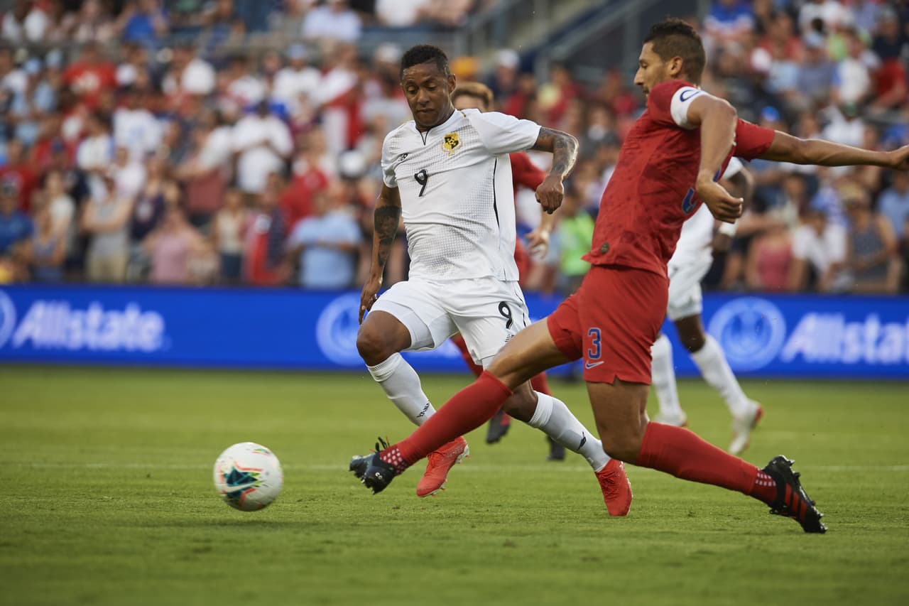 Omar González (der) del equipo de las barras y las estrellas atento ante las primeras llegadas de los canaleros.