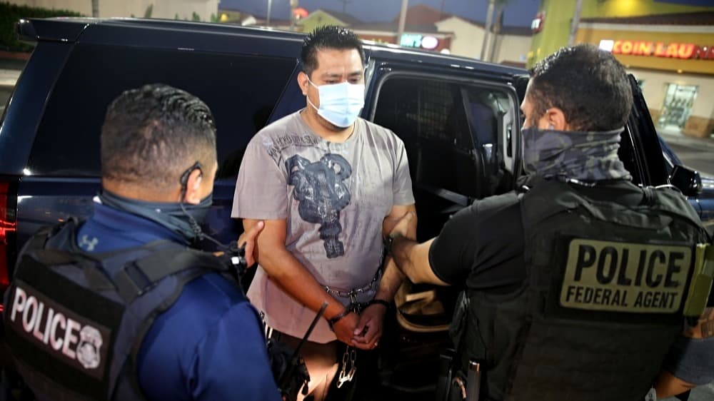 Llama a estos números de la Red de Respuesta Rápida en el Área de la Bahía en caso de un encuentro con ICE