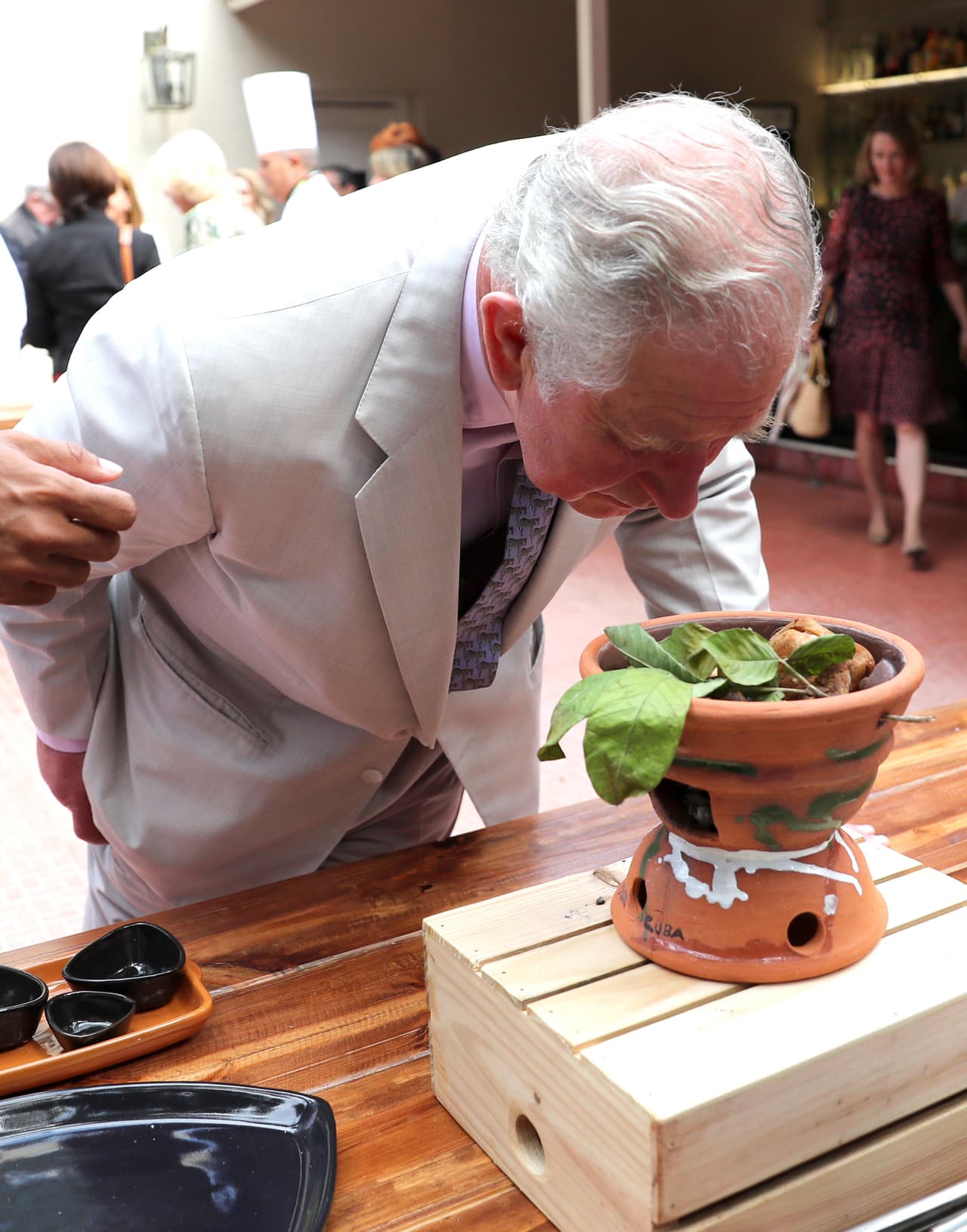 Ahí disfrutaron de un menú preparado por varios chefs, entre ellos la cubana Sahily Romero, dueña del restaurante 
<b><a href="https://www.facebook.com/RitaChampagneHavana/" target="_blank">Rita & Champagne</a></b> y quien cocinó las coquetas de frijol negro.