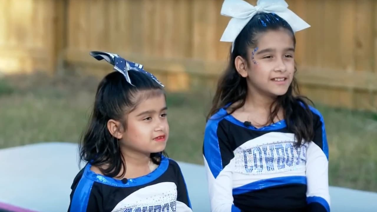 Nacieron unidas por la pelvis y ahora son porristas: siamesas inspiran con su historia de superación