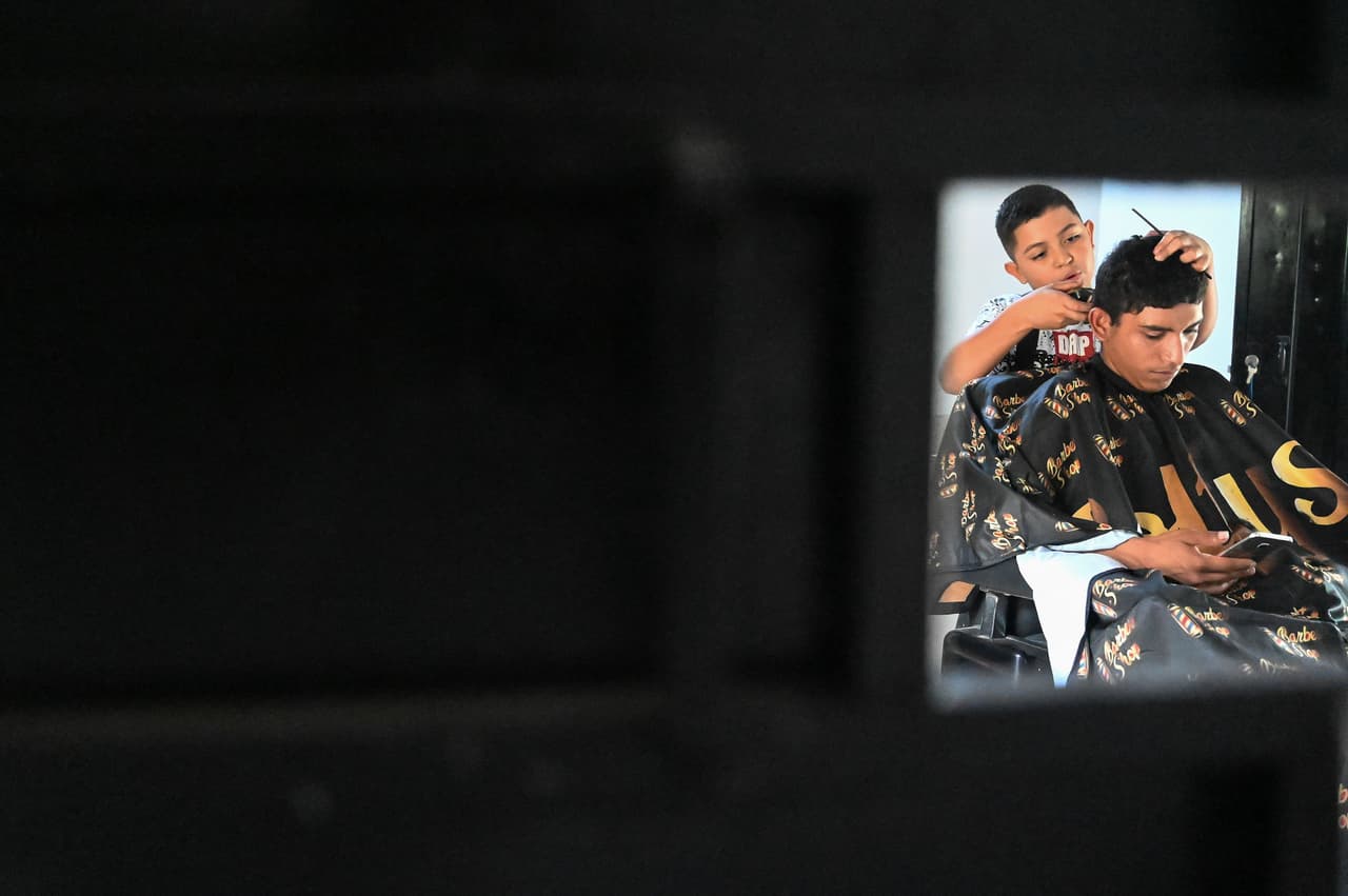 Dice que quiere "ser un barbero profesional". También sueña con ayudar a su hermana, Darliana, de 8 años, a abrir un salón de belleza, 
<b>y le gustaría construirle una casa a su madre, Merlin Carranza, de 38 años.</b>
<br>
<br>