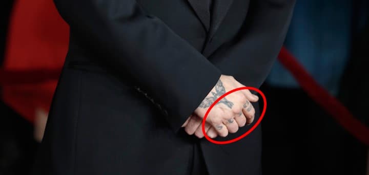 Después del divorcio, que se dio en medio de acusaciones de violencia doméstica contra el actor, Johnny modificó el diseño y ahora se lee ‘Scum’, es decir, "escoria" en inglés.
<br>