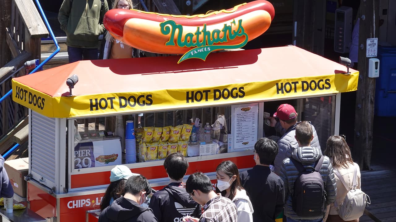 <b>Nathan’s Famous</b>
<br>Una de las firmas más reconocidas de Estados Unidos festeja con hot dogs de 5 centavos en la compra de uno a precio regular. La promoción en Nathan’s es válida solamente este 20 de julio y limitada a dos hot dogs por orden.
<br>
<a href="https://restaurants.nathansfamous.com/locations/#illinois" target="_blank">Aquí puedes consultar las ubicaciones</a> de Nathan’s en Illinois.