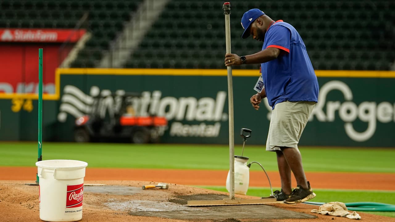 Devo Spencer, coordinador de campo de los Texas Rangers, prepara el montículo de lanzamiento en el Globe Life Field antes de la Serie Mundial entre los Rangers y los Arizona Diamondbacks el miércoles 25 de octubre de 2023 en Arlington, Texas.