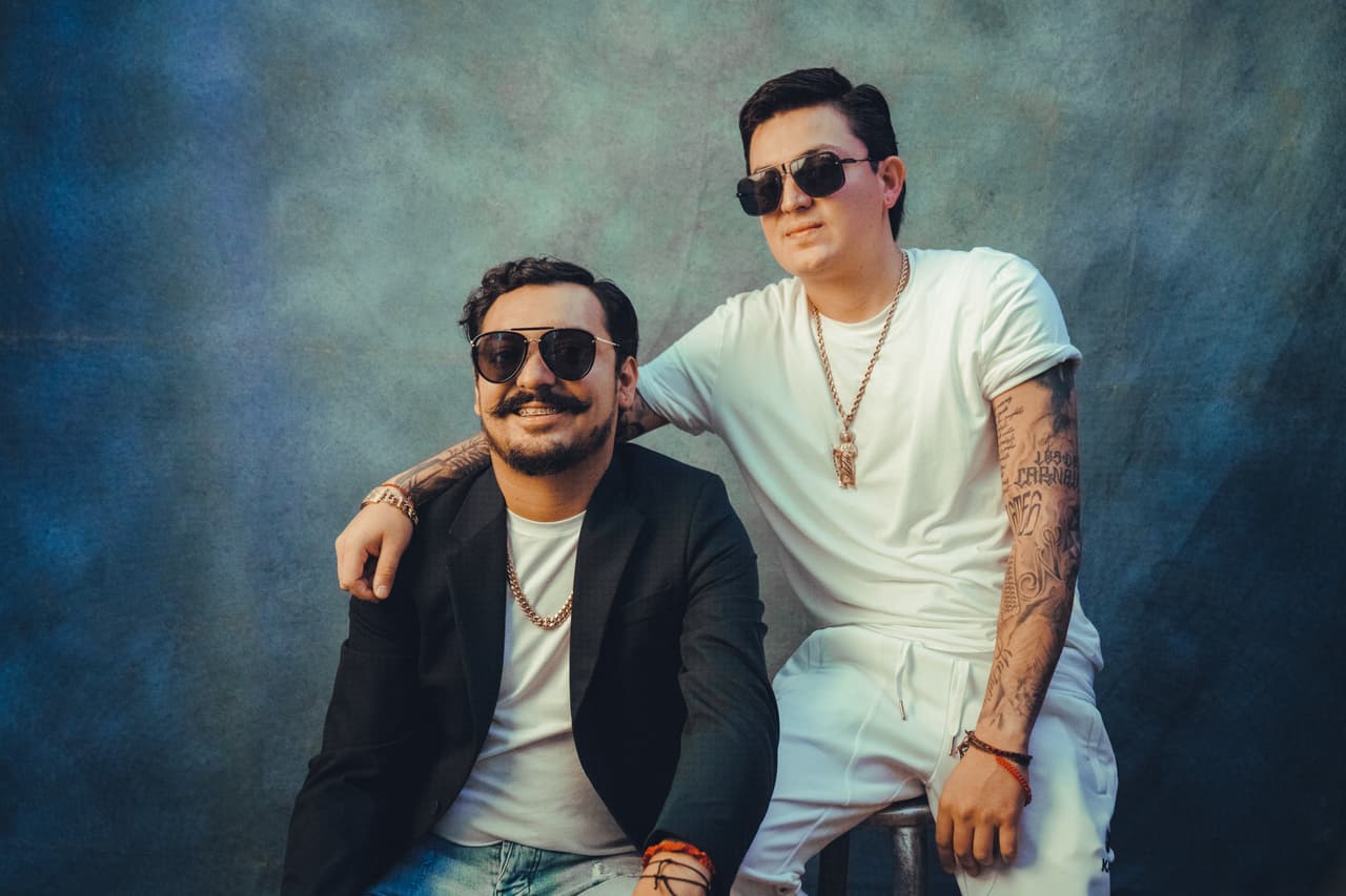 <b>Los Dos Carnales</b> también estarán presentes para poner en alto el nombre de México y además de su actuación, también podrían ser los ganadores de la categoría Mejor Álbum de Música Norteña, por su disco 'Al Estilo Rancherón' y en Mejor Canción Regional Mexicana, en la que compiten con su tema 'Tuyo y Mío'.
<br>La agrupación reporta más de 100 millones de reproducciones al mes y sus videos en conjunto superan el billón de visitas en la plataforma YouTube.