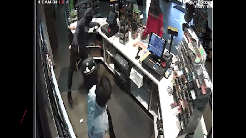 Sospechoso de robo muere tras intercambio de disparos contra un policía en Raleigh