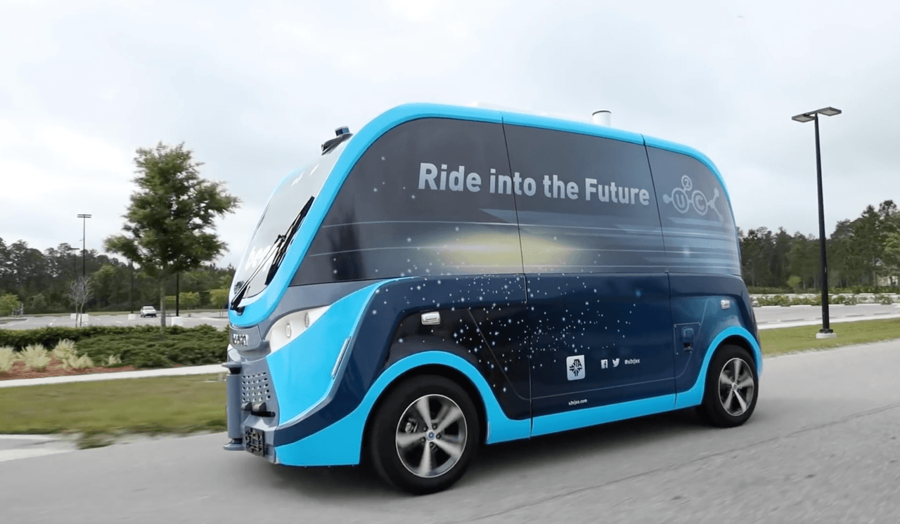 Además, para mayor seguridad, las rutas que recorren los vehículos están aisladas de peatones, tráfico y personal.