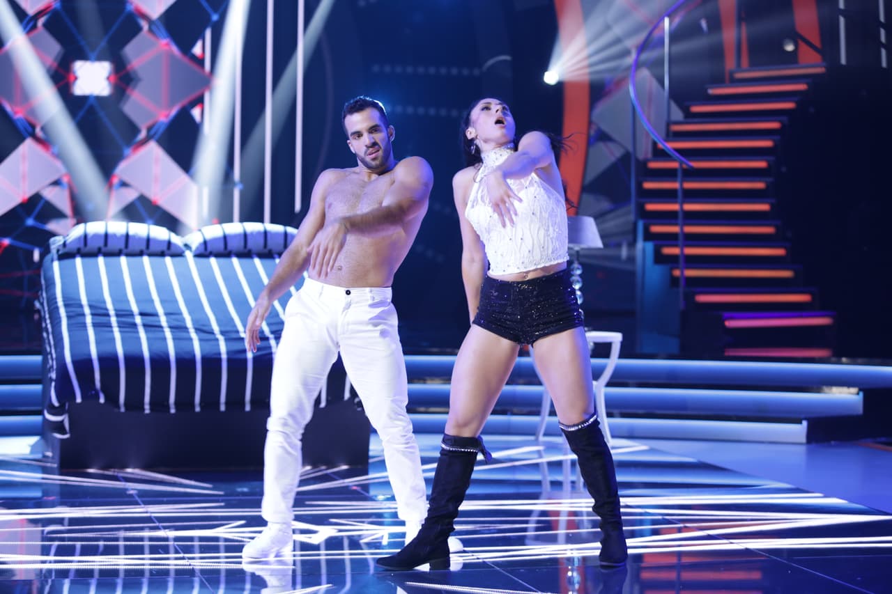 <a href="http://www.univision.com/shows/mira-quien-baila/no-fue-una-pista-fue-una-cama-danell-se-desato-en-el-baile-mas-hot-a-la-fecha-video">No fue una pista, fue una cama: Danell se desató en el baile más 'hot' a la fecha</a>
