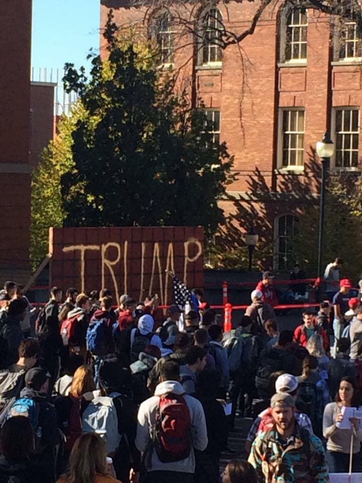 Los estudiantes republicanos crearon el muro como un apoyo a la candidatura de Donald Trump a la presidencia de los Estados Unidos en octubre del 2016.