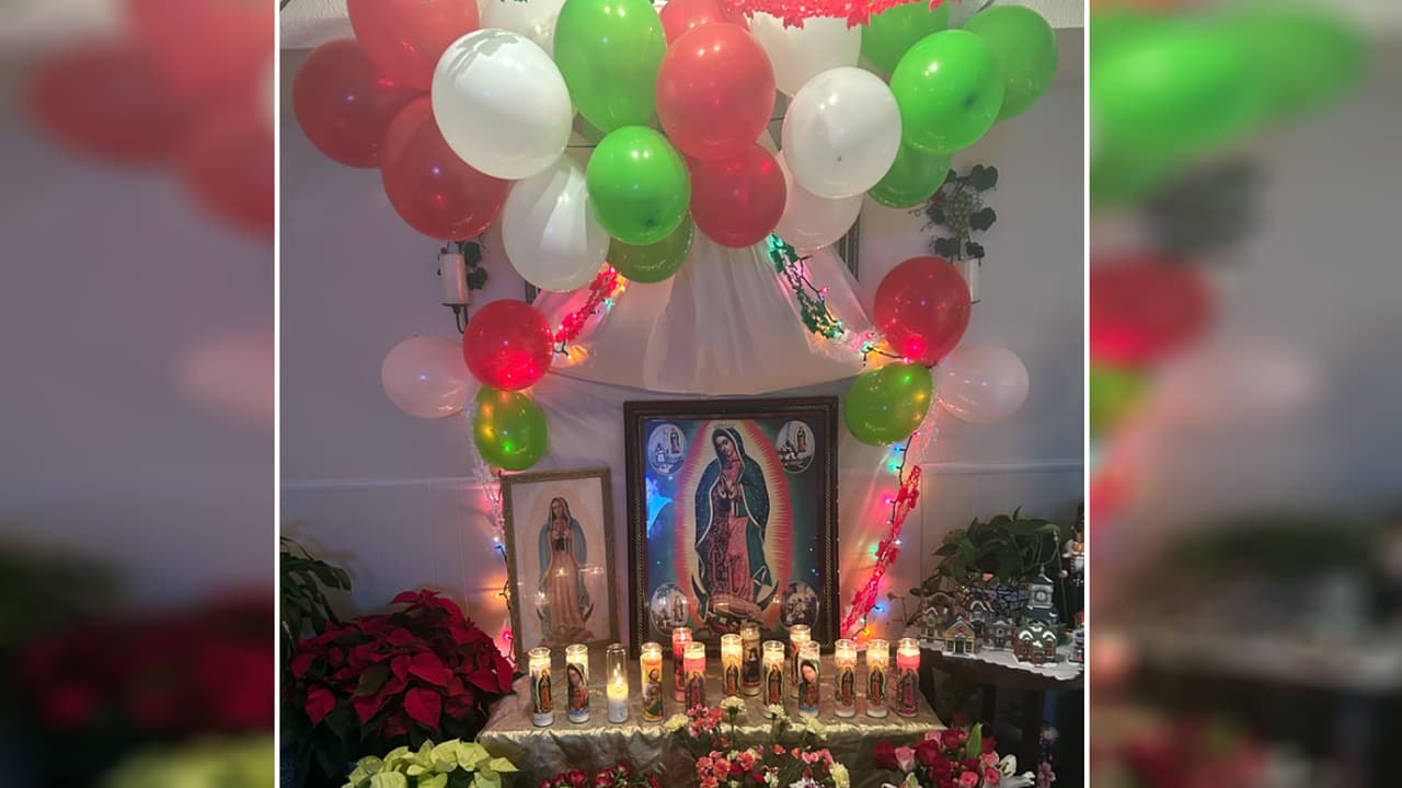 “Su rostro mestizo expresa su maternidad espiritual que abraza a todos los mexicanos”, dijo el Papa Juan Pablo II durante su visita a México sobre la Virgen. Desde Grapevine en Texas, Lucy Ramírez nos comparte una foto de su altar.
