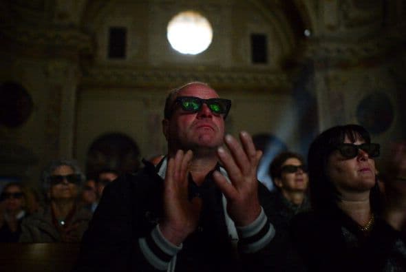 Y ¿por qué usan lentes oscuros dentro un templo católico?