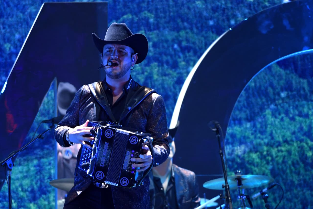 El vocalista de Calibre 50, se casó con su novia la exreina de belleza Paloma Llanes en la ciudad de Guadalajara, Jalisco, el pasado 4 de abril de 2018.