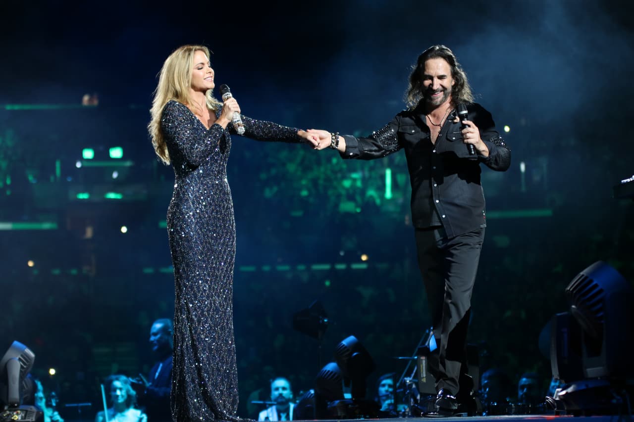 Photo © 2016 Photo Gamma Group/The Grosby Group Los Angeles, October 08, 2016. Marco Antonio Solis performing at Staples Center as a part of "Por Amor Amor Tour 2016" celebrating his 40 years of career. He invited Jesse & Joy, Lucero, his daughters Beatriz Adriana, Alison and Marla Solis.