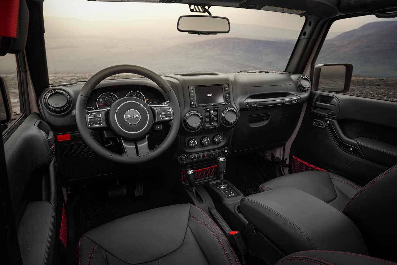 El Jeep Wrangler Rubicon Recon 2017 cuenta –de serie- con un sistema de audio con 8 altavoces, asientos de cuero con el logo “Rubicon” bordado en el respaldar y volante forrado en cuero con costuras rojas. Las acentuaciones rojas se extienden hasta los cinturones de seguridad y la consola central.
<br>