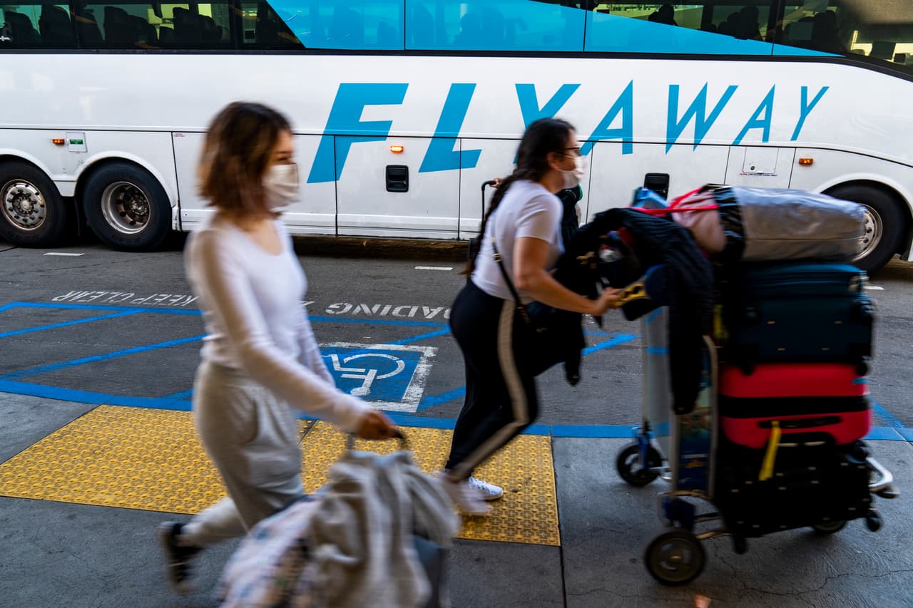 Los viajeros llegaron al Aeropuerto Internacional de Los Ángeles (LAX) durante toda la semana, a pesar de que se instó a los residentes a evitar los viajes no esenciales durante lo que suele ser el período más concurrido del año.