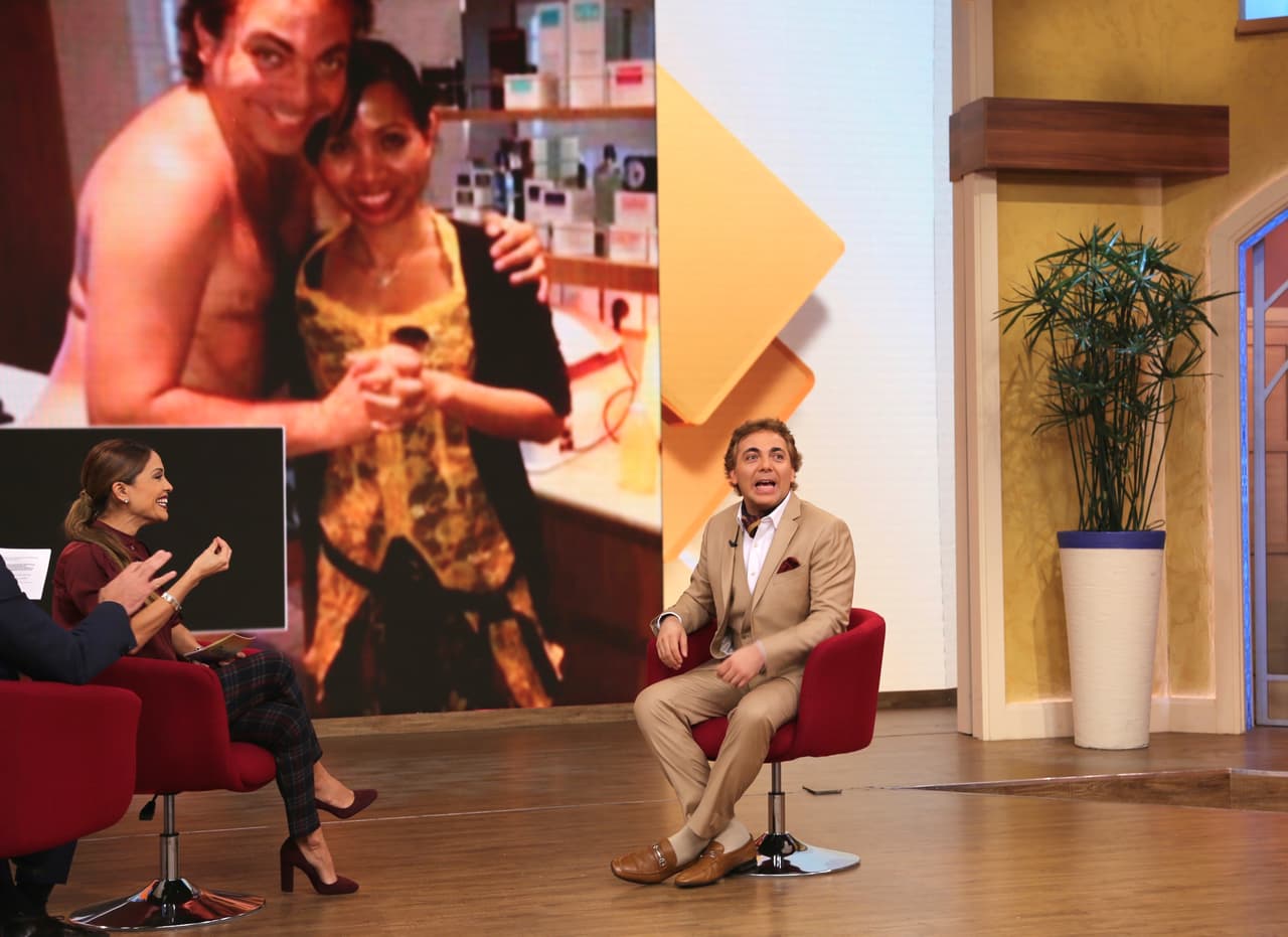 En enero de 2014, Cristian Castro causó revuelo en las redes sociales cuando publicó en su cuenta de Twitter una foto en la que aparecía casi totalmente desnudo junto a una masajista, a no ser porque llevaba una tanga tipo hilo dental.