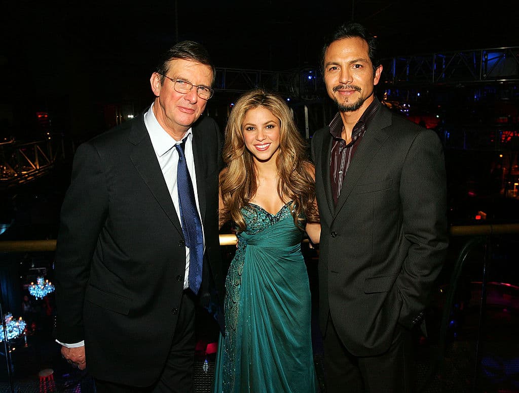 Con Mike Newell (izq.) y Benjamin Bratt (der.) antes de la proyección para beneficencia de la cinta 
<i>El amor en los tiempos del cólera</i>, en Las Vegas, Estados Unidos, en 2007.