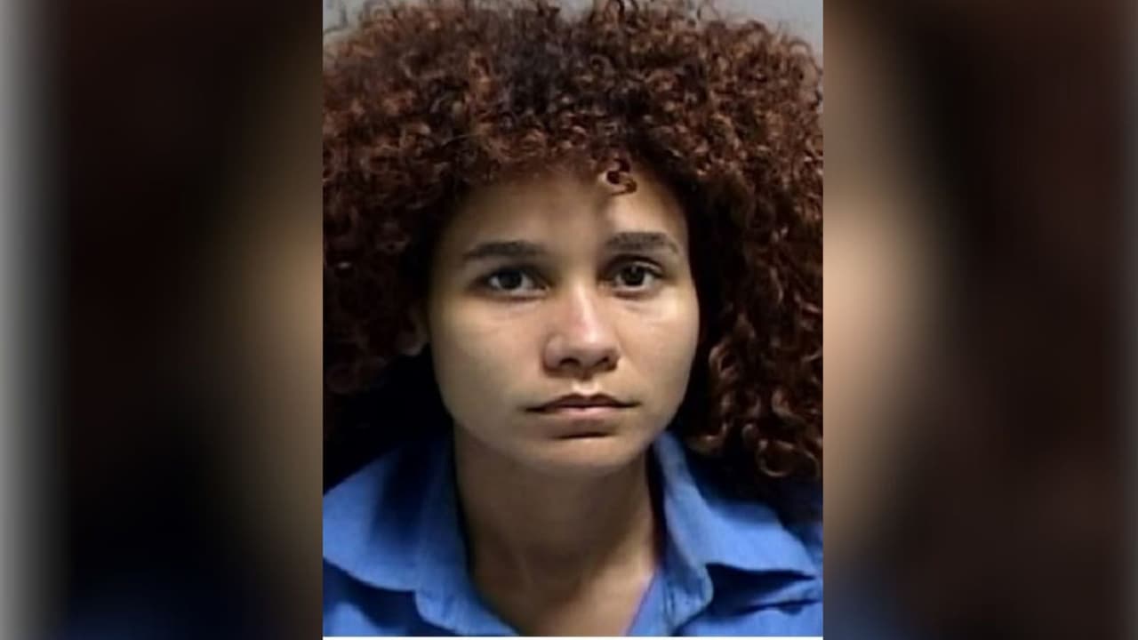 Una mujer es arrestada por dejar encerrado a su hijo con autismo de 5 años: trabó la puerta con un palo de escoba