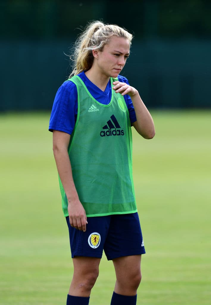 La Selección femenil de Escocia cerró su preparación para participar en su primera aventura en una Copa Mundial Femenina cuando el domingo próximo hagan su presentación en una competencia de esta envergadura ante, ni más ni menos que, Inglaterra, una nación con una gran rivalidad en el campo de fútbol sin importar la rama o la categoría. En medio de la última práctica antes de viajar a Francia algunas jugadoras participaron en una interesante sesión fotográfica.