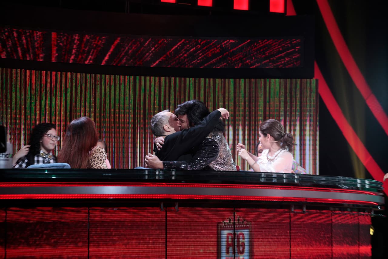 Aquí Albertano lo felicita por sus recién cumplidos 63 años. Mientras Albertano lo llama 'Don diablo', Miguel Bosé le dice "Albert" de cariño. Se nota la buena relación que tienen.