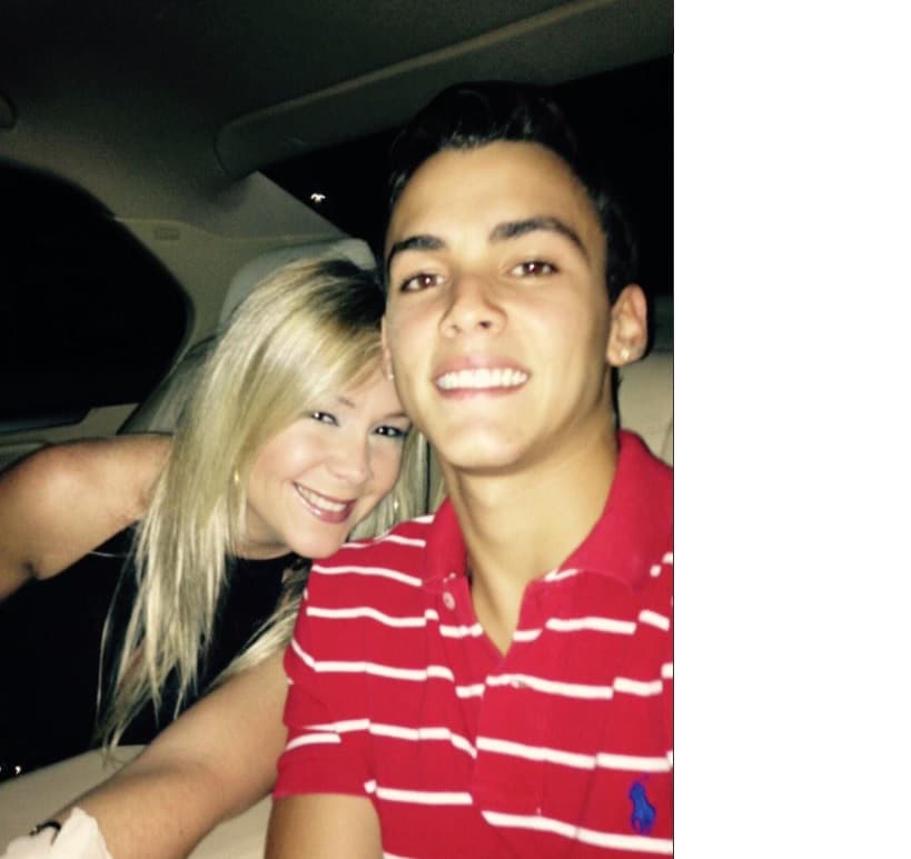 Incluso el cantante está feliz con la familia que ahora forma con ella y su hijo Eduardo, a quien trata como si fuera propio.