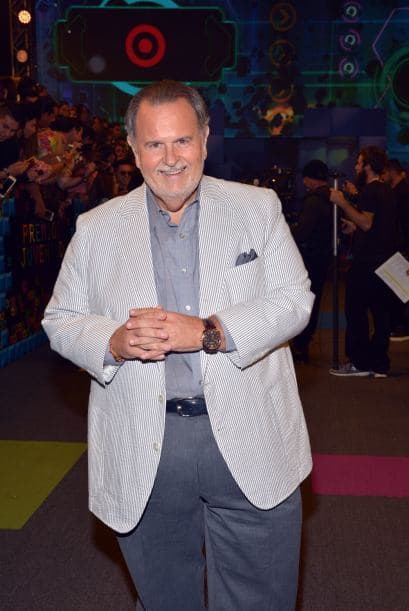Como siempre, el talento de Univision llegó en grande a la alfombra de Premios Juventud. El azul, los colores vivos y la moda veraniega predominó.
