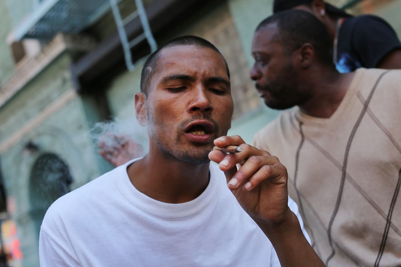 Más barata, empacada de manera atractiva y más dañina así es la marihuana sintética, droga que ya ha cobrado varias muertes en Nueva York.