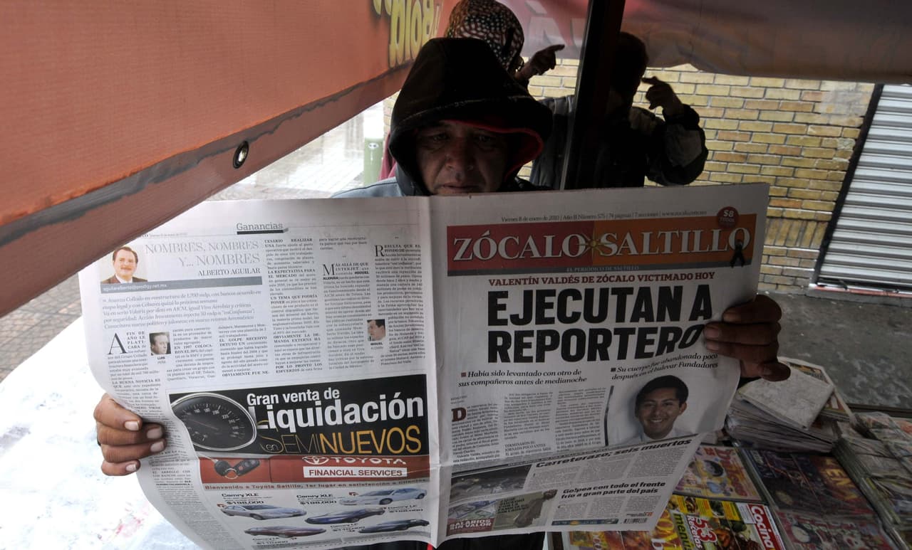 Un residente de la ciudad de Saltillo, México, lee el 8 de enero de 2010 una noticia aparecida en el diario Zócalo que da cuenta de la ejecución de uno de sus reporteros. El periodista Valentín Valdés Espinosa apareció muerto en frente de un motel, donde unos días antes había sido capturado un importante narcotraficante de la zona.
