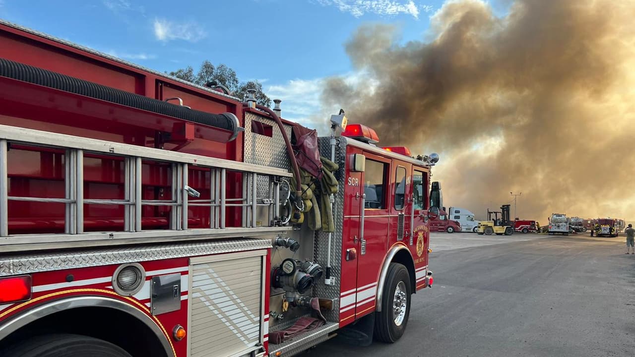 Fuerte incendio consume depósito de automóviles en Río Linda