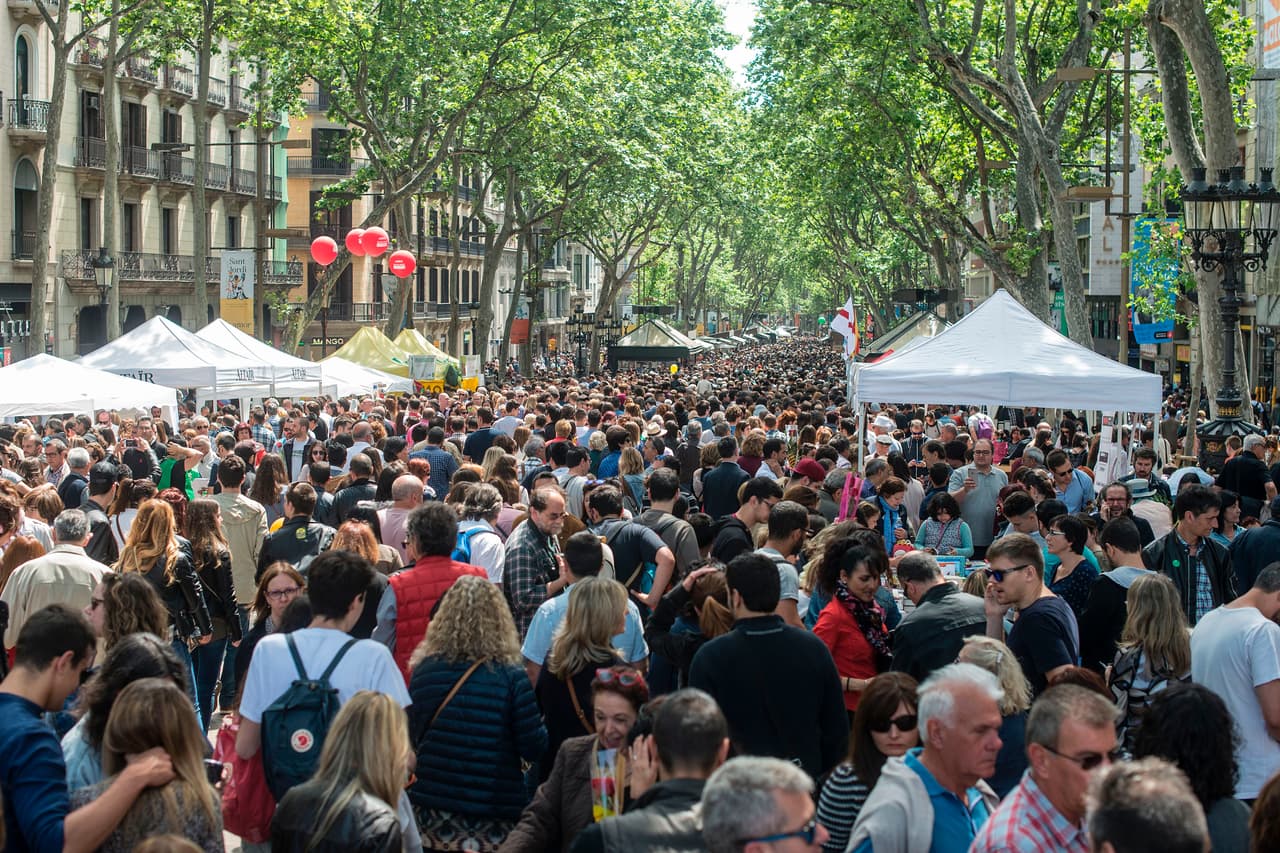 En un día normal, cuando es impensable que la muerte se asome por estas concurridas aceras, que por su tipo de piedra suelen relucir con el sol, La Rambla es un paseo de 1,2 kilómetros obligado para todos aquellos de tierras lejanas que visitan la capital catalana.